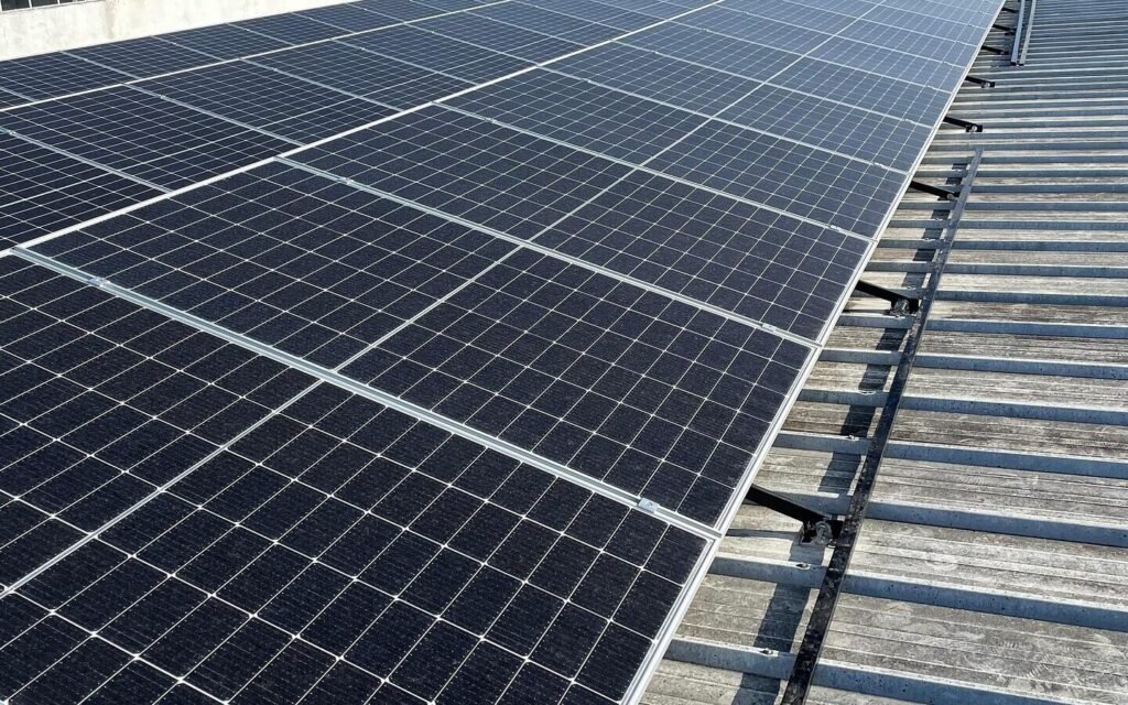Panneaux solaires alignés sur la toiture d'un bâtiment industriel