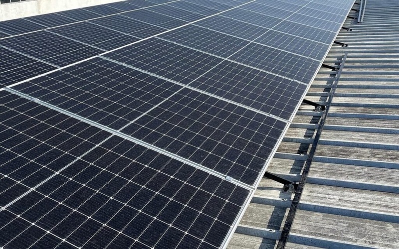 Panneaux solaires alignés sur la toiture d'un bâtiment industriel